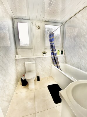 Hair dryer, towels, soap, shampoo - Cozy and lovely flat near Canary Wharf, very calm neighbourhood  (London)