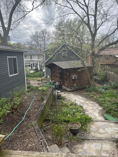 Pet Friendly-Cozy 1-bedroom apartment just 6 minutes drive to Morton Arboretum