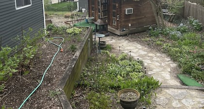 Pet Friendly-Cozy 1-bedroom apartment just 6 minutes drive to Morton Arboretum