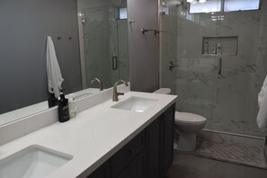 Shower, hair dryer, towels, soap - Spacious 4-bedroom house with WiFi, AC in superb Glendale (Glendale)
