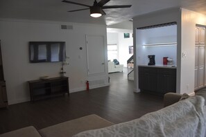 Smart TV, fireplace - Spacious 4-bedroom house with WiFi, AC in superb Glendale (Glendale)