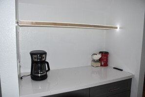 Interior - Spacious 4-bedroom house with WiFi, AC in superb Glendale (Glendale)