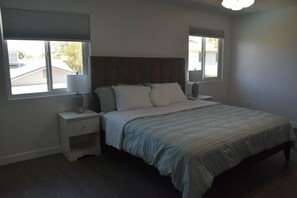 4 bedrooms, iron/ironing board, WiFi, bed sheets - Spacious 4-bedroom house with WiFi, AC in superb Glendale (Glendale)