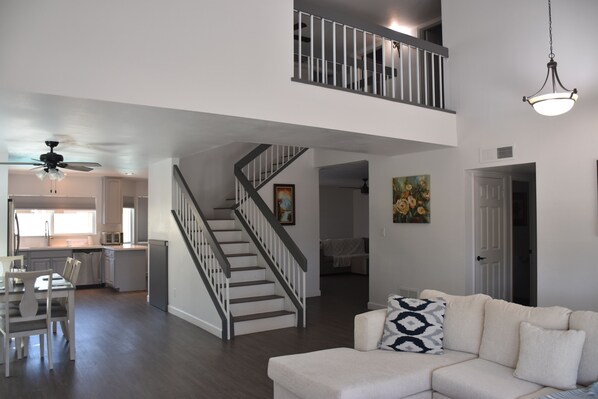 Smart TV, fireplace - Spacious 4-bedroom house with WiFi, AC in superb Glendale (Glendale)