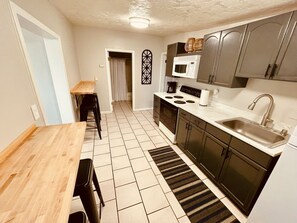 冷蔵庫、電子レンジ、オーブン、コンロ