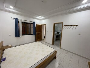 5 quartos, ferros/tábuas de passar roupa, Wi-Fi, roupa de cama