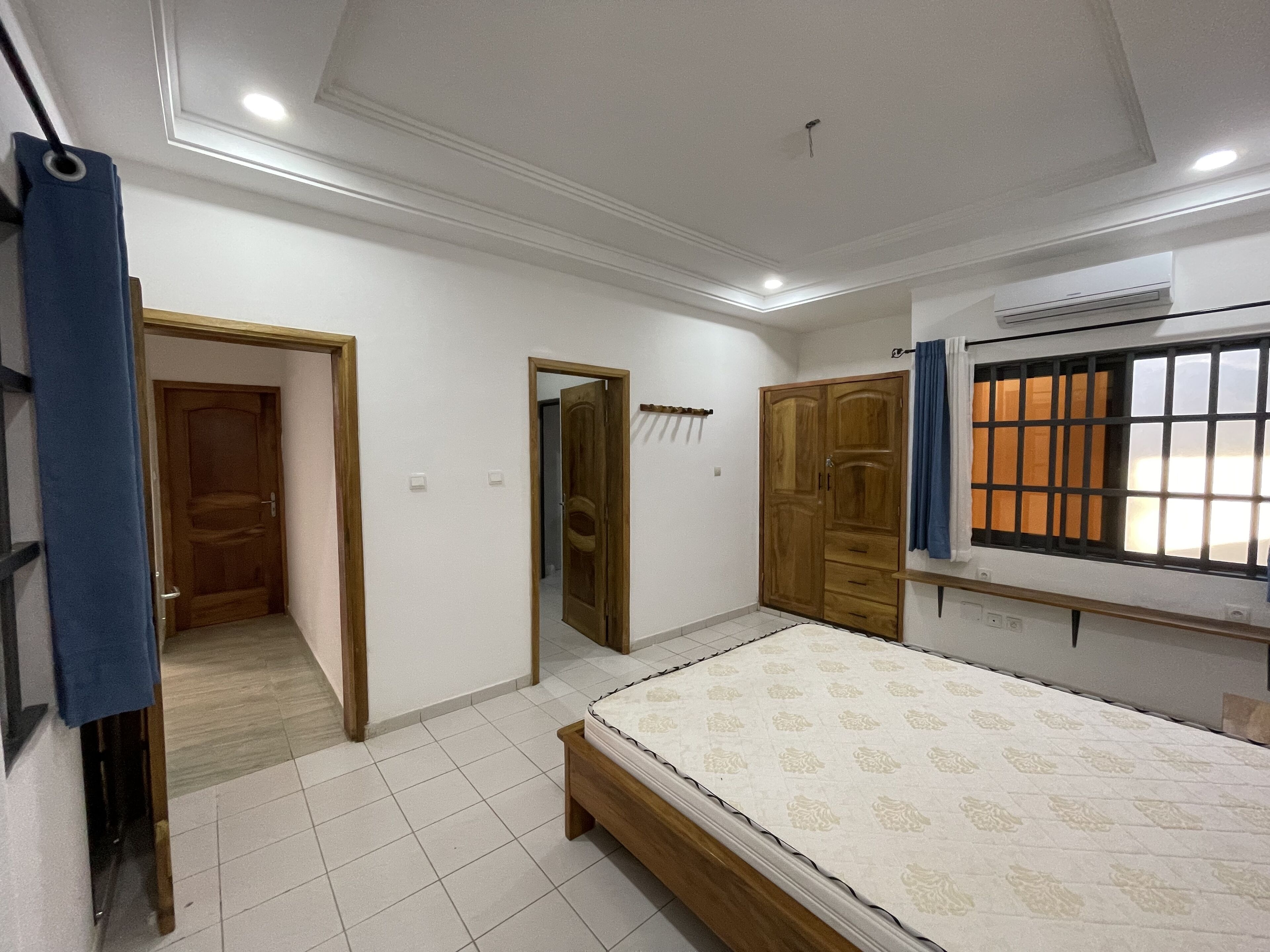 5 bedrooms, iron/ironing board, WiFi, bed sheets