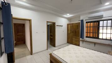 5 bedrooms, iron/ironing board, WiFi, bed sheets