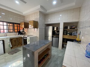 Private kitchen - Villa Spacieuse, Confortable et Bien Équipée (Lomé)