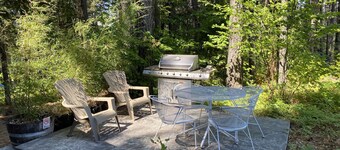 Tiny house on 6 quiet acres with outdoor 
steam sauna, and views. Pet friendly!