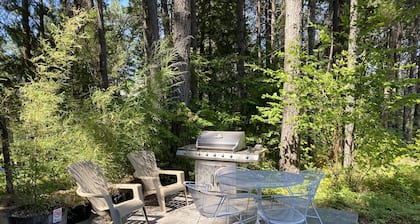Tiny house on 6 quiet acres with outdoor
steam sauna, and views. Pet friendly!