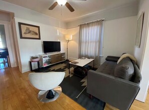 Smart TV, books - CHICAGO Portage Park Pad (Chicago)
