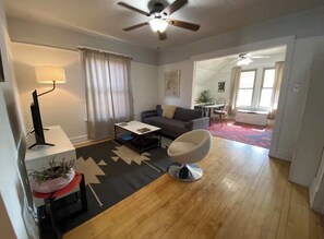 Living area - CHICAGO Portage Park Pad (Chicago)