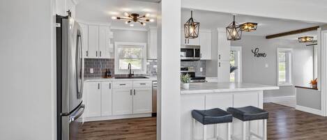 Køleskab, mikrobølgeovn, ovn, kogeplade