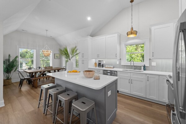 雪櫃、微波爐、焗爐、爐具