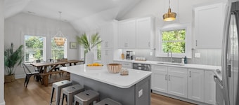 NEW Retreat with Pool, Hot Tub, and Premium Amenities! NEXT to 'Park and Paddle'