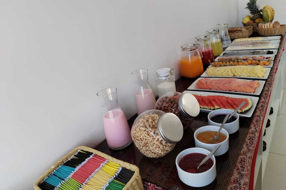 Un buffet con diverse pietanze e bevande.