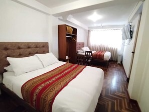 Decoración personalizada, muebles diferentes, escritorio y wifi gratis 