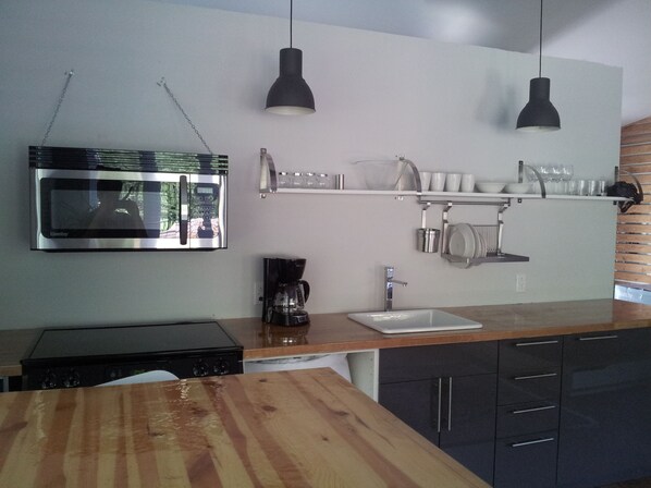 Fridge, microwave, oven, stovetop - Studio D'emile et une Nuit, Très Bien Situé à Mont-tremblant, Près de Tout (Mont-Tremblant)