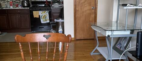 Microondas, horno, parrilla de estufa y utensilios de cocina