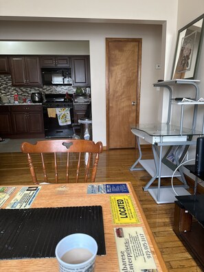 Microwave, oven, stovetop, cookware/dishes/utensils - The perfect version of home (Newark)