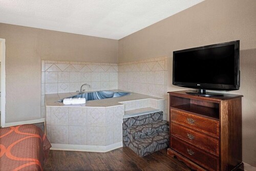 Super 8 by Wyndham Youngstown/girard