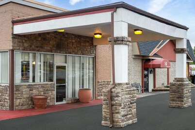 Super 8 by Wyndham Youngstown/girard