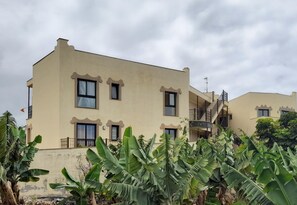 Ein zweistöckiges Gebäude mit flachem Dach und einem Balkon im zweiten Stock.