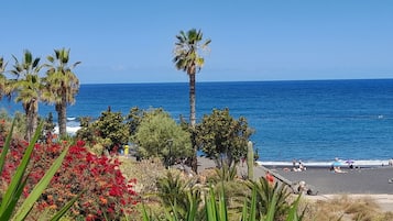Vlak bij het strand, ligstoelen aan het strand
