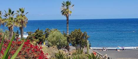 Vlak bij het strand, ligstoelen