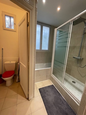 Séchoir à cheveux, serviettes fournies, savon, shampooing