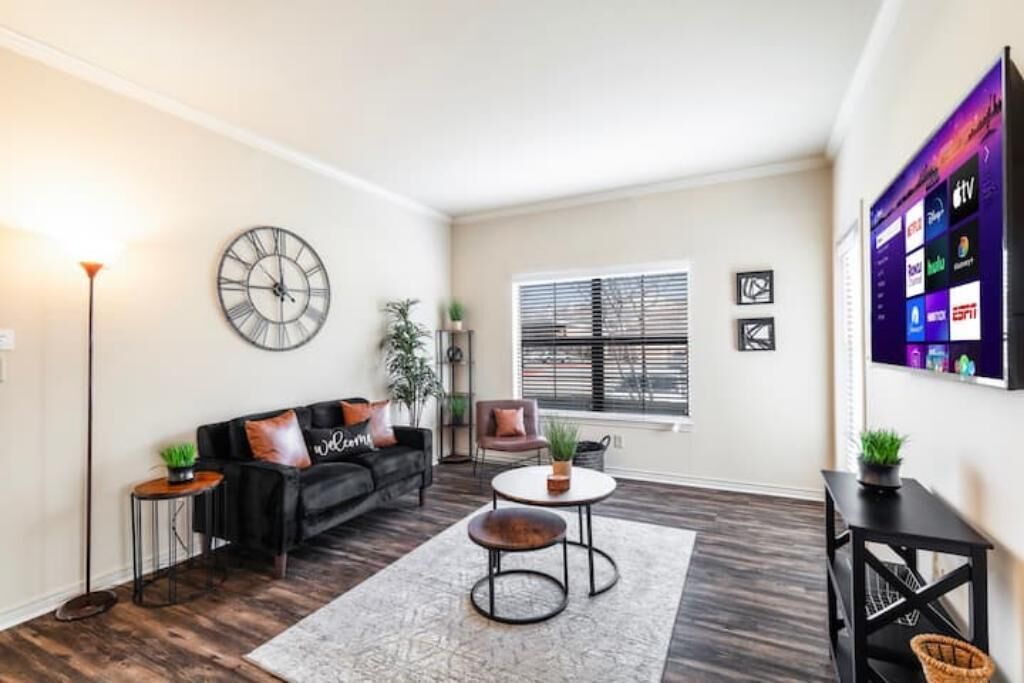Sanitized Luxury 1Br 1Bath Condo/King bed/Pool/Gym