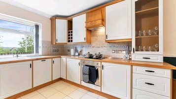 Departamento familiar, para no fumadores | Cocina privada | Refrigerador, microondas, tetera eléctrica y artículos de limpieza