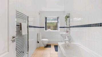 Family Apartment, Non Smoking | Bathroom