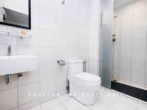 Habitación estándar doble, 1 cama de matrimonio grande | Baño | Ducha, secador de pelo, bidé y toallas