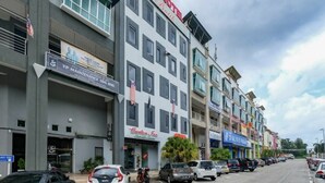 A street view with a hotel named Carlton Inn, a maintenance company, and a Dialysis Park. - OYO 89492 Carlton Inn Bukit Ubi (Kuantan)