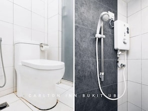 Une salle de bain moderne équipée de toilettes et d’une douche.
