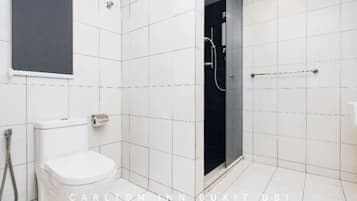 Pancuran mandi, pengering rambut, bidet, tuala disediakan