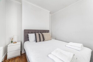 2 makuuhuonetta, silitysrauta/-lauta, internet