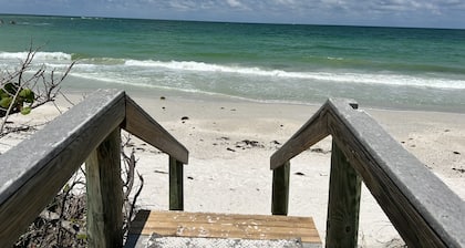 2BR 1bath Condo!  Walking distance to the beach, shopping and restaurants.