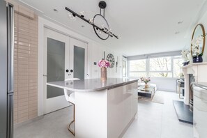 Fridge, microwave, oven, stovetop - Excellent 3-Bed Flat In Elephant & Castle (London)