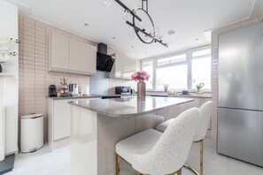 Fridge, microwave, oven, stovetop - Excellent 3-Bed Flat In Elephant & Castle (London)