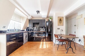 Kühlschrank, Ofen, Herdplatte, Wasserkocher mit Kaffee-/Teezubehör