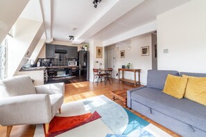 TV - Stylish and Sleek Kensington Apartment (London)