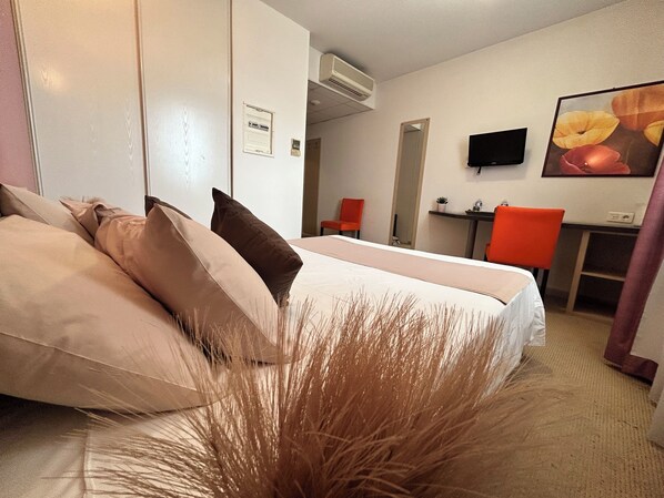 Habitación doble estándar | Escritorio, espacio para trabajar con laptop y wifi gratis 