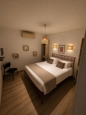 Quarto com cama, mesas de cabeceira, uma cadeira, luminária pendente e iluminação embutida nas paredes.