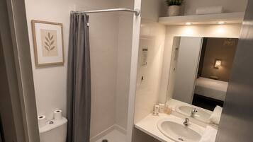 Estudio estándar | Baño | Regadera, secadora de cabello, toallas