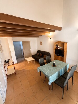 Flat-screen TV, toys - Hôtel Restaurant Les Jasses de Camargue (Gallargues-le-Montueux)