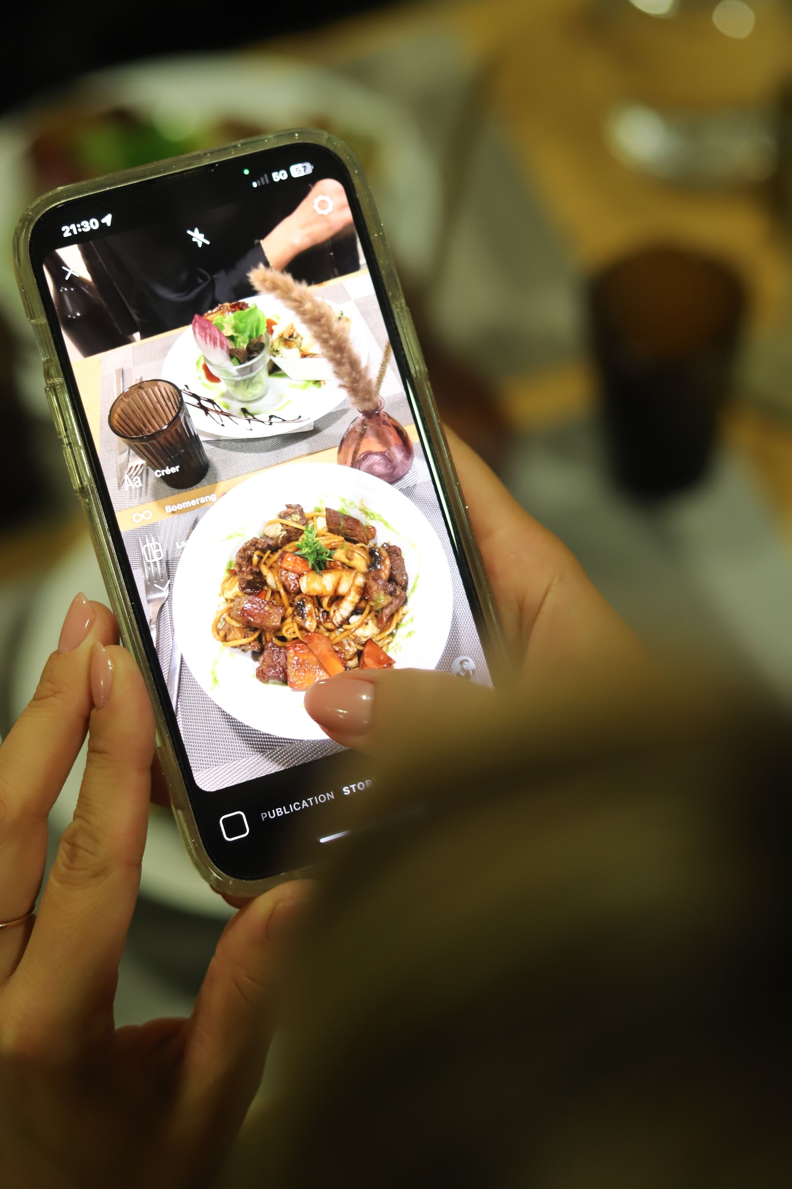 Eine Person hält ein Smartphone, das ein Foto von einem Gericht zeigt.