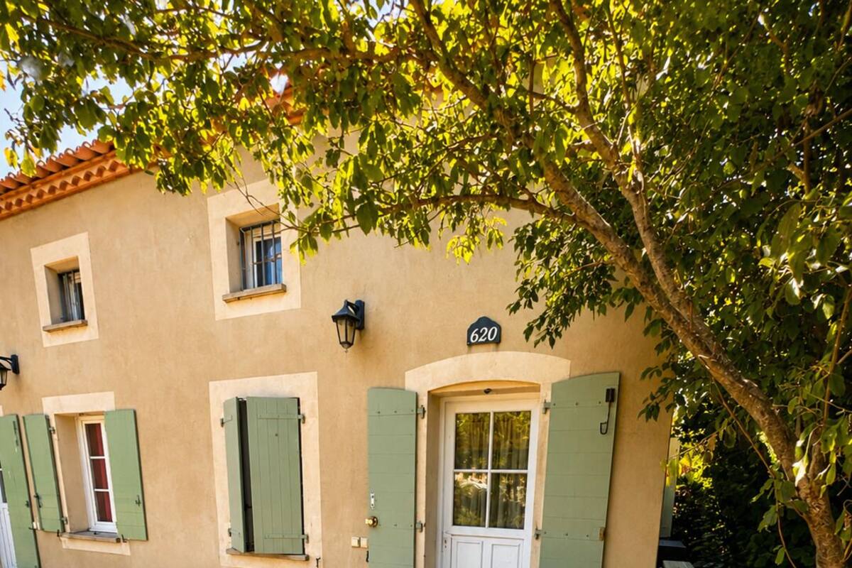 A building with a number 620, a door, and a table with chairs outside.